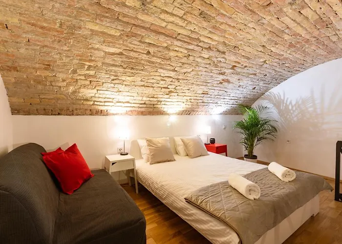 Modern Stylish @ Superb Location Apartment *