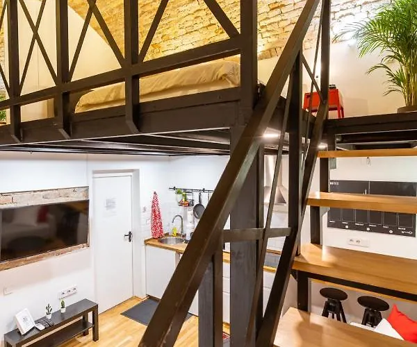 Modern Stylish @ Superb Location Apartment *