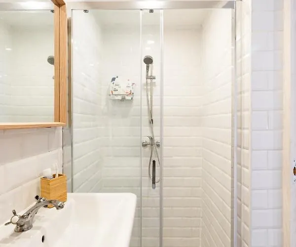 Modern Stylish @ Superb Location Apartment *