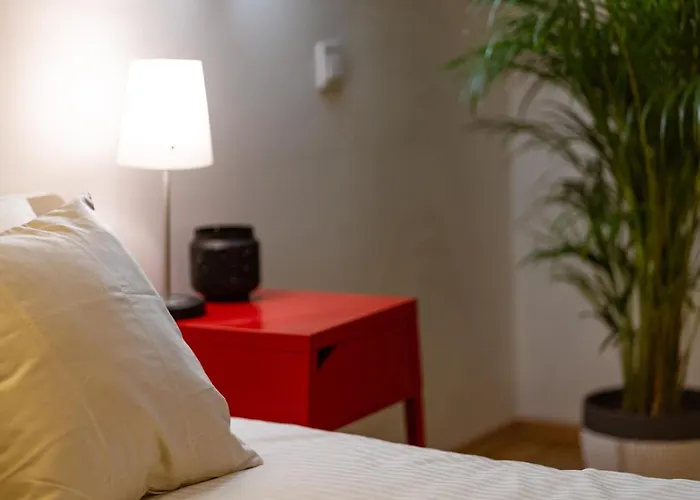 Modern Stylish @ Superb Location Apartment *