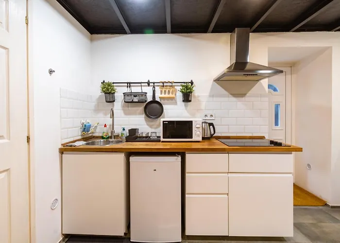 Modern Stylish @ Superb Location Apartment *